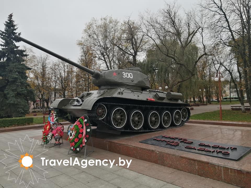 Памятник-танк на могиле генерала Б.С.Бахарова ( Бобруйск)