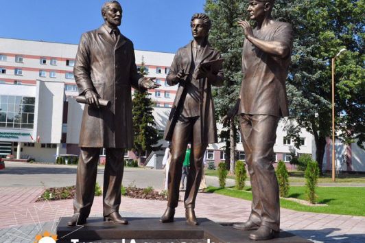 фото Скульптура трёх медиков (Боровляны)